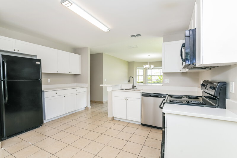 2,375/Mo, 4728 Alexis Dr Kissimmee, FL 34746 Kitchen View