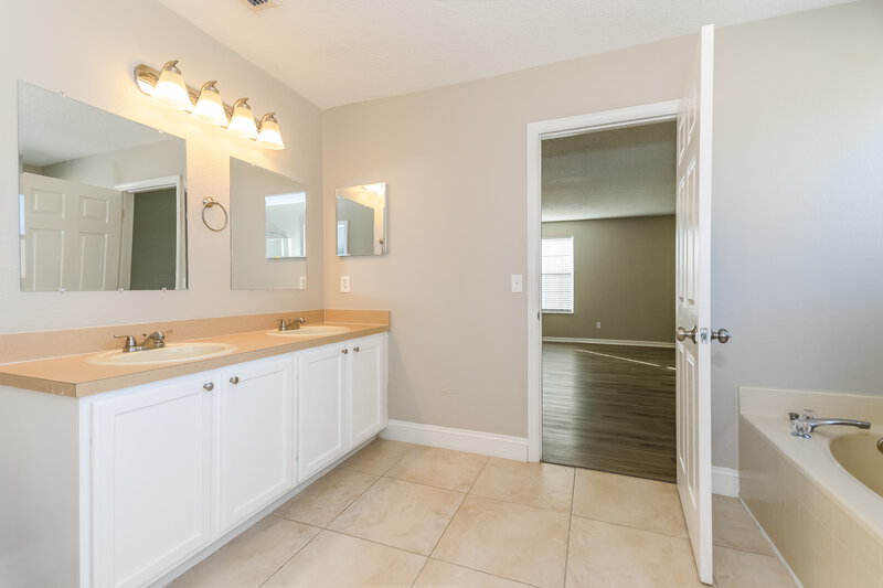 2,705/Mo, 3278 Amberley Park Cir Kissimmee, FL 34743 Main Bathroom View