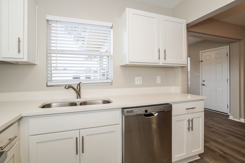 0/Mo, 1720 N Hudson St Orlando, FL 32808 Kitchen View