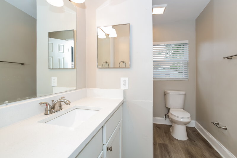 0/Mo, 1720 N Hudson St Orlando, FL 32808 Main Bathroom View