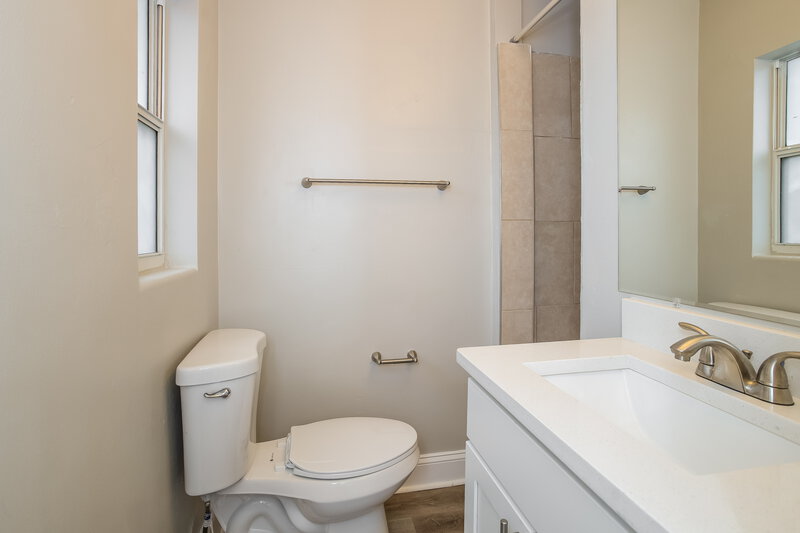 0/Mo, 1720 N Hudson St Orlando, FL 32808 Bathroom View