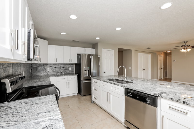0/Mo, 356 Black Springs Ln Winter Garden, FL 34787 Kitchen View 2