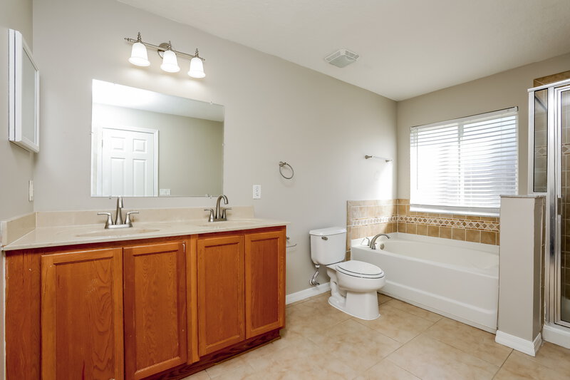 0/Mo, 356 Black Springs Ln Winter Garden, FL 34787 Main Bathroom View