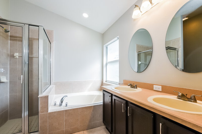 2,145/Mo, 30313 Pga Dr Sorrento, FL 32776 Main Bathroom View