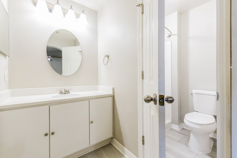 2,300/Mo, 7714 Harbor Bend Cir Orlando, FL 32822 Main Bathroom View