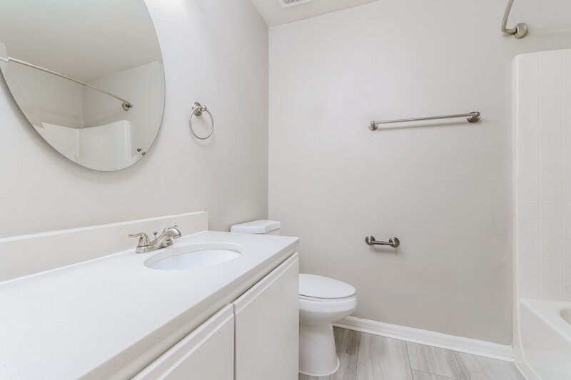 2,300/Mo, 7714 Harbor Bend Cir Orlando, FL 32822 Bathroom View
