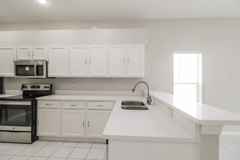 2,595/Mo, 131 Harwood Cir Kissimmee, FL 34744 Kitchen View