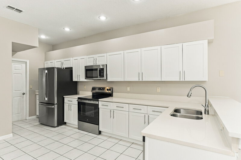 2,420/Mo, 131 Harwood Cir Kissimmee, FL 34744 Kitchen View