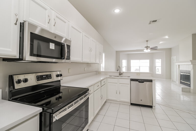 2,595/Mo, 131 Harwood Cir Kissimmee, FL 34744 Kitchen View 2