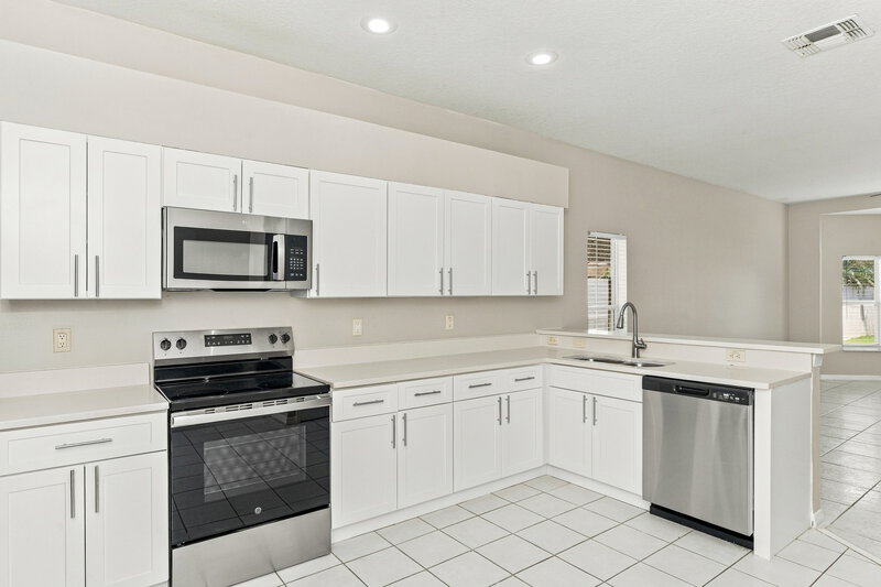 2,420/Mo, 131 Harwood Cir Kissimmee, FL 34744 Kitchen View 2