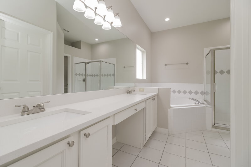 2,595/Mo, 131 Harwood Cir Kissimmee, FL 34744 Master Bathroom View