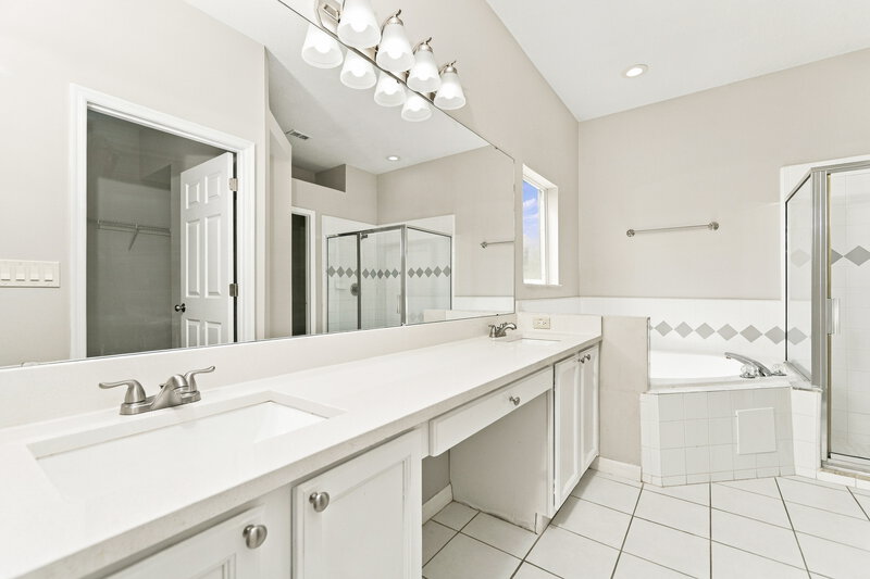 2,420/Mo, 131 Harwood Cir Kissimmee, FL 34744 Primary Bathroom View