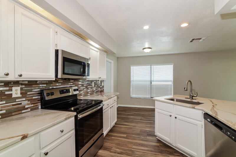 1,820/Mo, 518 Carlsbad Dr Kissimmee, FL 34758 Kitchen View 2