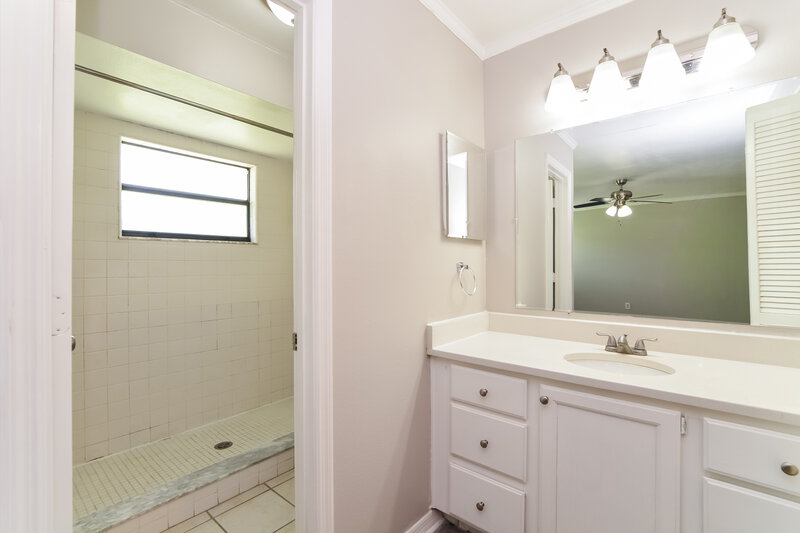1,820/Mo, 518 Carlsbad Dr Kissimmee, FL 34758 Main Bathroom View