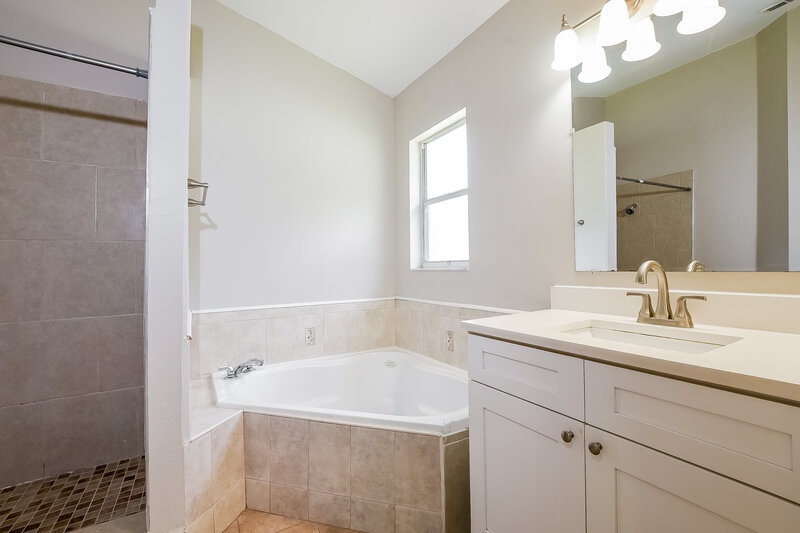 1,995/Mo, 1206 Sheeler Hills Dr Apopka, FL 32703 Main Bathroom View