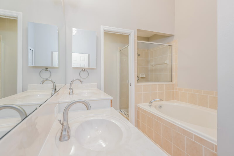 2,615/Mo, 5151 Adair Oak Dr Orlando, FL 32829 Main Bathroom View