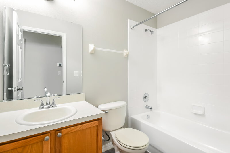 2,615/Mo, 5151 Adair Oak Dr Orlando, FL 32829 Bathroom View