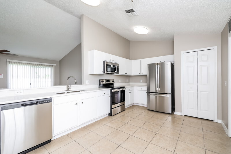 2,045/Mo, 2400 Placid Way Kissimmee, FL 34758 Kitchen View 2