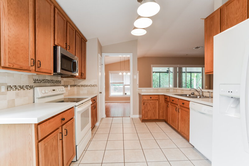 2,350/Mo, 1007 Cinnamon Fern Ct Casselberry, FL 32707 Kitchen View 2
