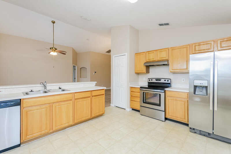 2,030/Mo, 2155 Colonial Woods Blvd Orlando, FL 32826 Kitchen View