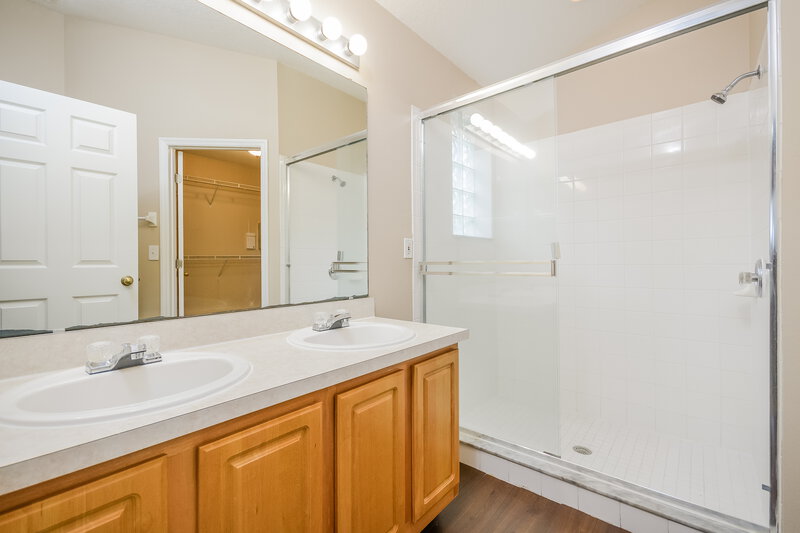 2,030/Mo, 2155 Colonial Woods Blvd Orlando, FL 32826 Main Bathroom View
