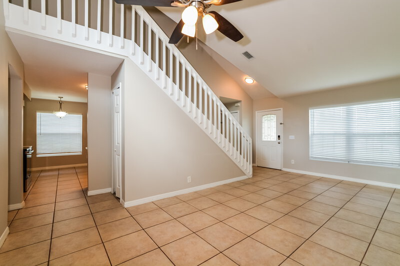 2,270/Mo, 520 Madrigal Ct Orlando, FL 32825 Living Room View 2