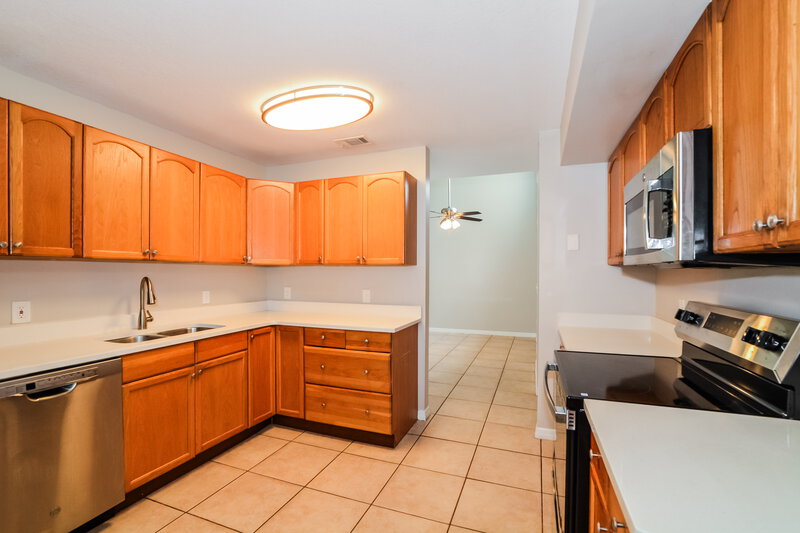 2,270/Mo, 520 Madrigal Ct Orlando, FL 32825 Kitchen View 2