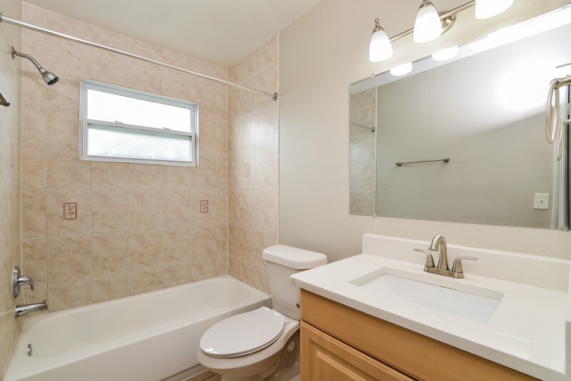 2,270/Mo, 520 Madrigal Ct Orlando, FL 32825 Bathroom View