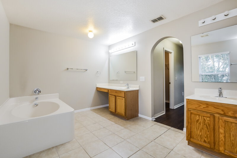 3,025/Mo, 2461 Palmetto Ridge Cir Apopka, FL 32712 Main Bathroom View