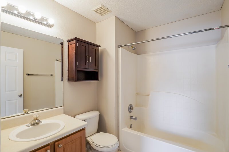 2,345/Mo, 13038 Prairie Meadows Dr Orlando, FL 32837 Main Bathroom View