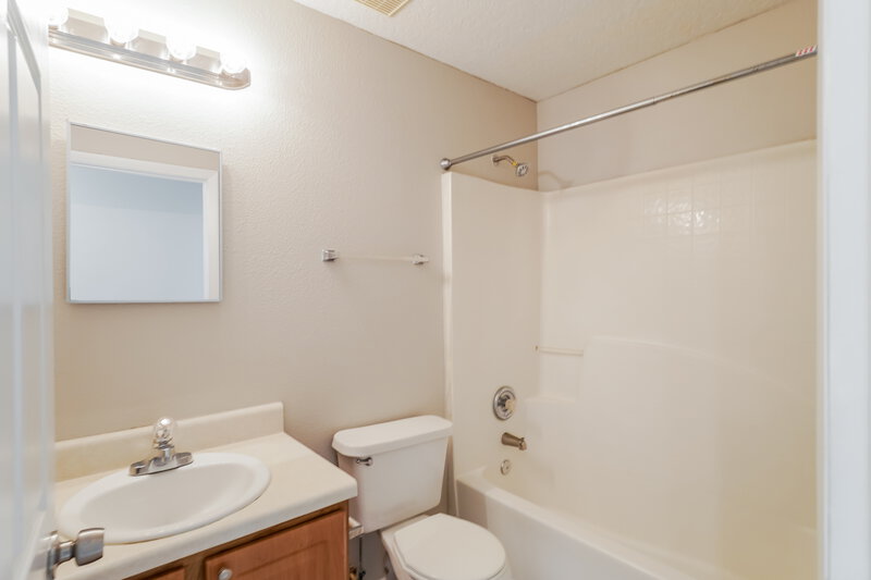 2,345/Mo, 13038 Prairie Meadows Dr Orlando, FL 32837 Bathroom View