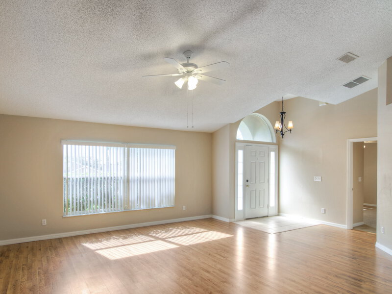 1,675/Mo, 1303 Windy Bluff Dr Minneola, FL 34715 Family Room View 2