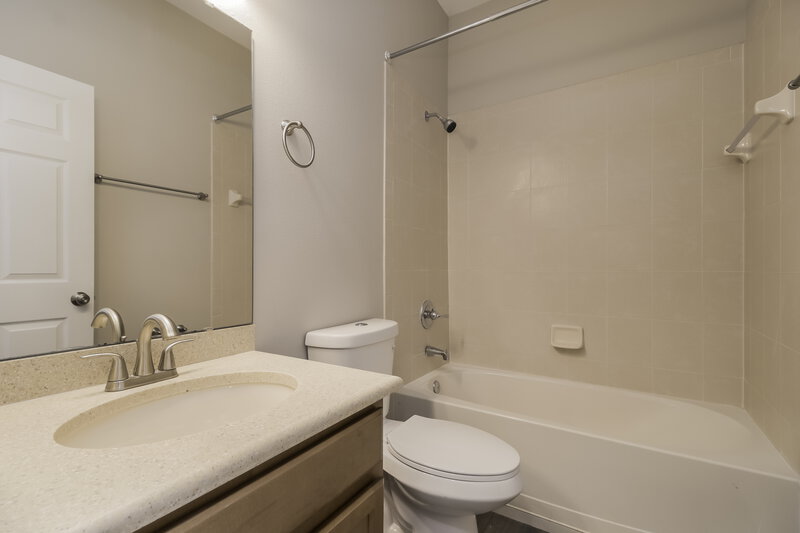 2,285/Mo, 20946 Oldenburg Loop Mount Dora, FL 32757 Bathroom View