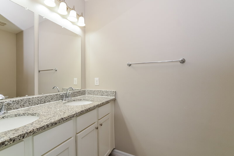 2,430/Mo, 3928 Silverstream Ter Sanford, FL 32771 Main Bathroom View