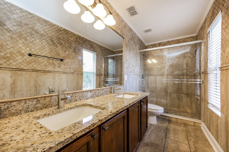 2,455/Mo, 2316 Stone Abbey Blvd Orlando, FL 32828 Main Bathroom View