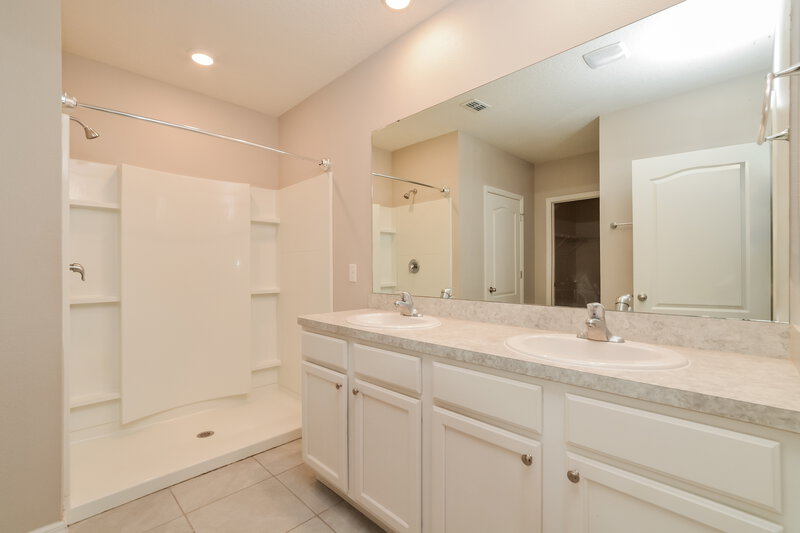 2,030/Mo, 2716 Grand Central Ave Tavares, FL 32778 Main Bathroom View