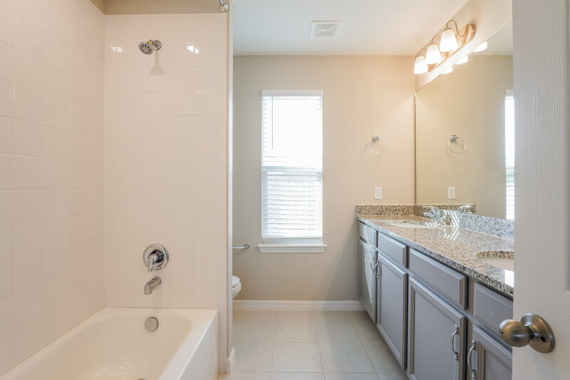 2,940/Mo, 1164 Atlantic Ave Fruitland Park, FL 34731 Main Bathroom View 2