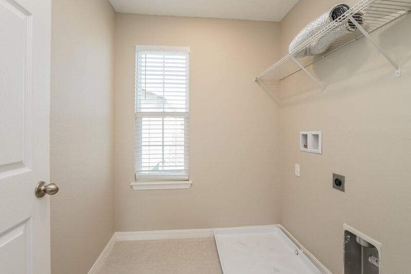 2,940/Mo, 1164 Atlantic Ave Fruitland Park, FL 34731 Laundry Room View