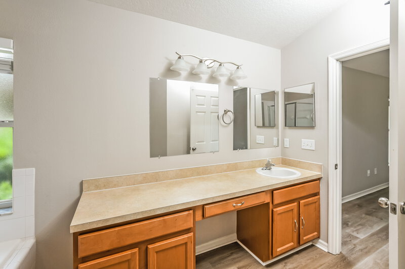 1,925/Mo, 5652 Sycamore Canyon Dr Kissimmee, FL 34758 Main Bathroom View 2