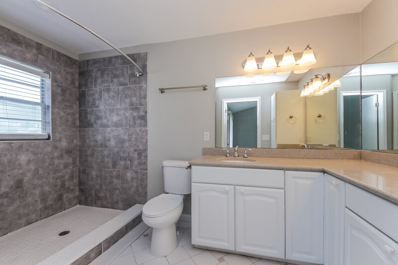 2,250/Mo, 2976 Oaktree Dr Kissimmee, FL 34744 Main Bathroom View