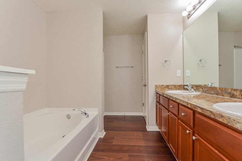 1,940/Mo, 2340 Bexley Dr Tavares, FL 32778 Main Bathroom View