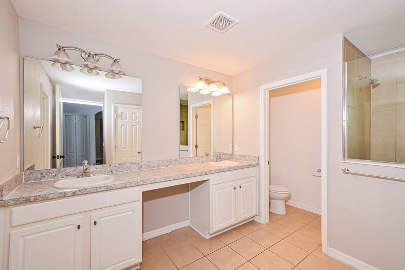 1,855/Mo, 1105 Atlantic Ave Fruitland Park, FL 34731 Main Bathroom View