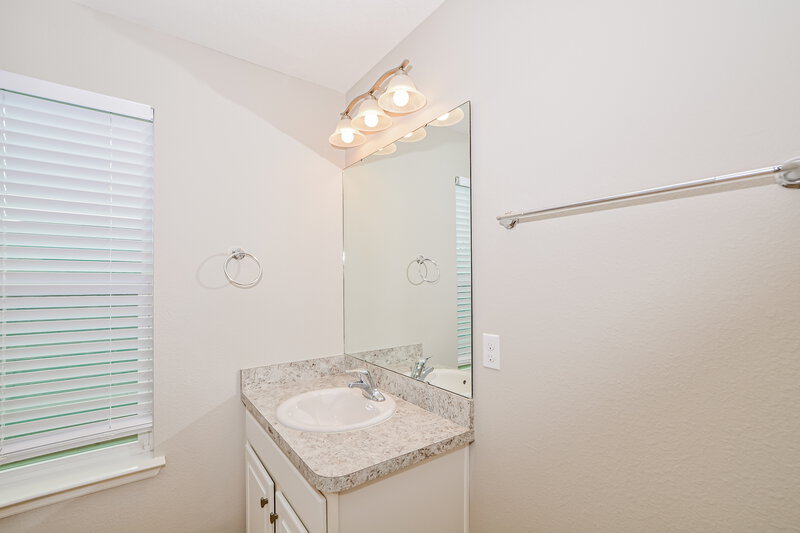 1,855/Mo, 1105 Atlantic Ave Fruitland Park, FL 34731 Bathroom View 2