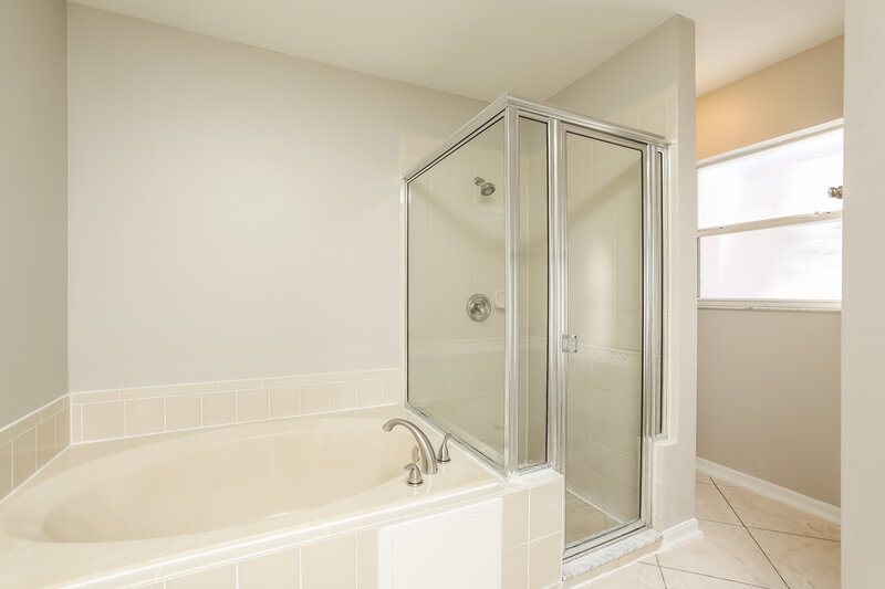 2,215/Mo, 5934 Rywood Dr Orlando, FL 32810 Main Bathroom View