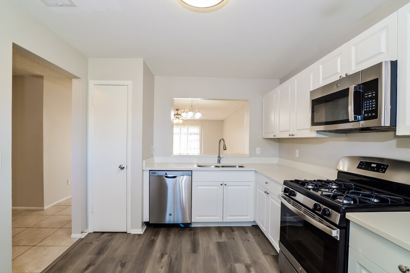 2,090/Mo, 3210 Tomahawk Dr Kissimmee, FL 34746 Kitchen View 2