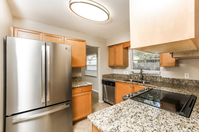 2,860/Mo, 392 Panama Cir Winter Springs, FL 32708 Kitchen View 2