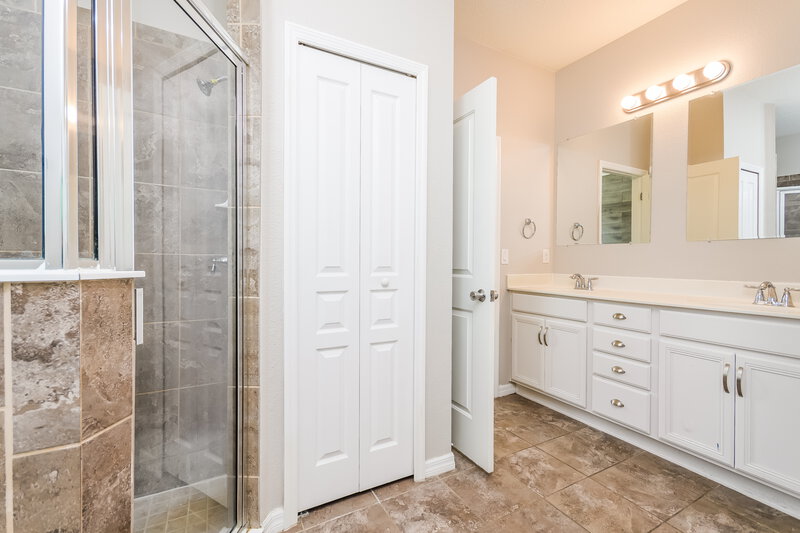 2,030/Mo, 3937 Blossom Dew Dr Kissimmee, FL 34746 Main Bathroom View