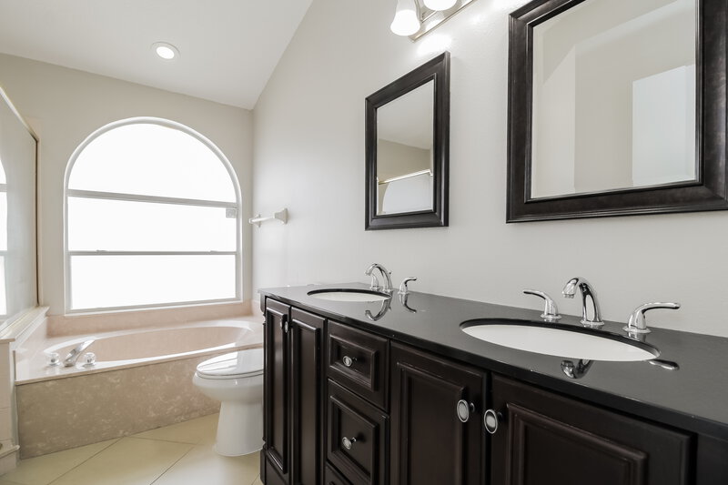 1,850/Mo, 11064 Fairhaven Way Orlando, FL 32825 Main Bathroom View