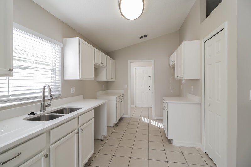 2,350/Mo, 310 Seville Pointe Ave Orlando, FL 32807 Kitchen View