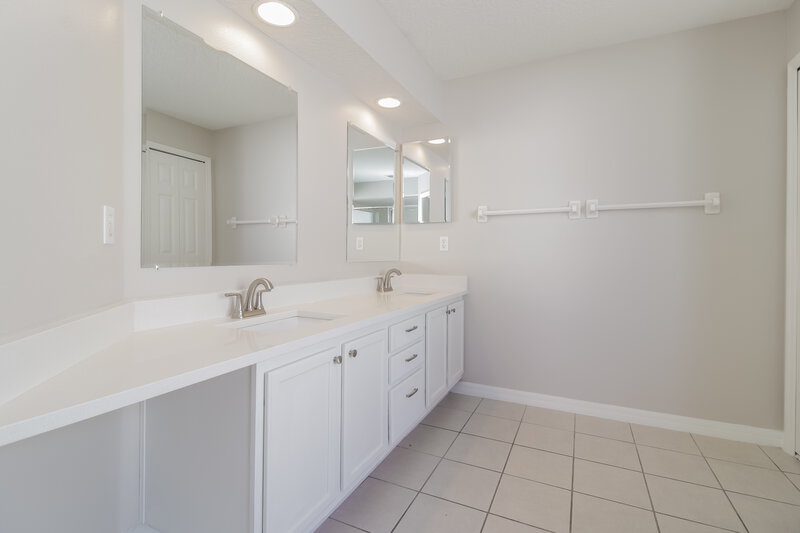 2,350/Mo, 310 Seville Pointe Ave Orlando, FL 32807 Main Bathroom View
